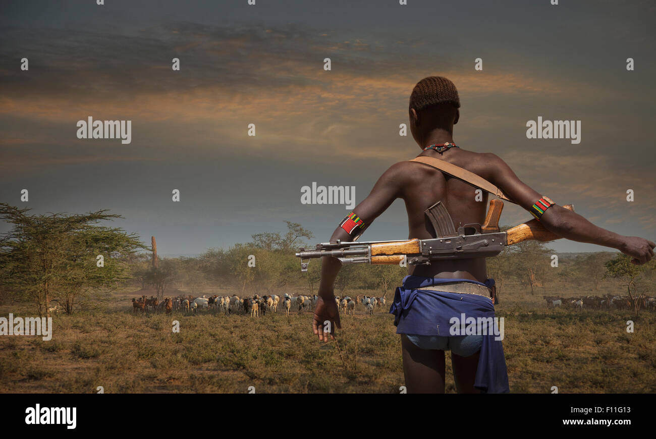 Nero soldato che porta pistola in campo aperto Foto Stock