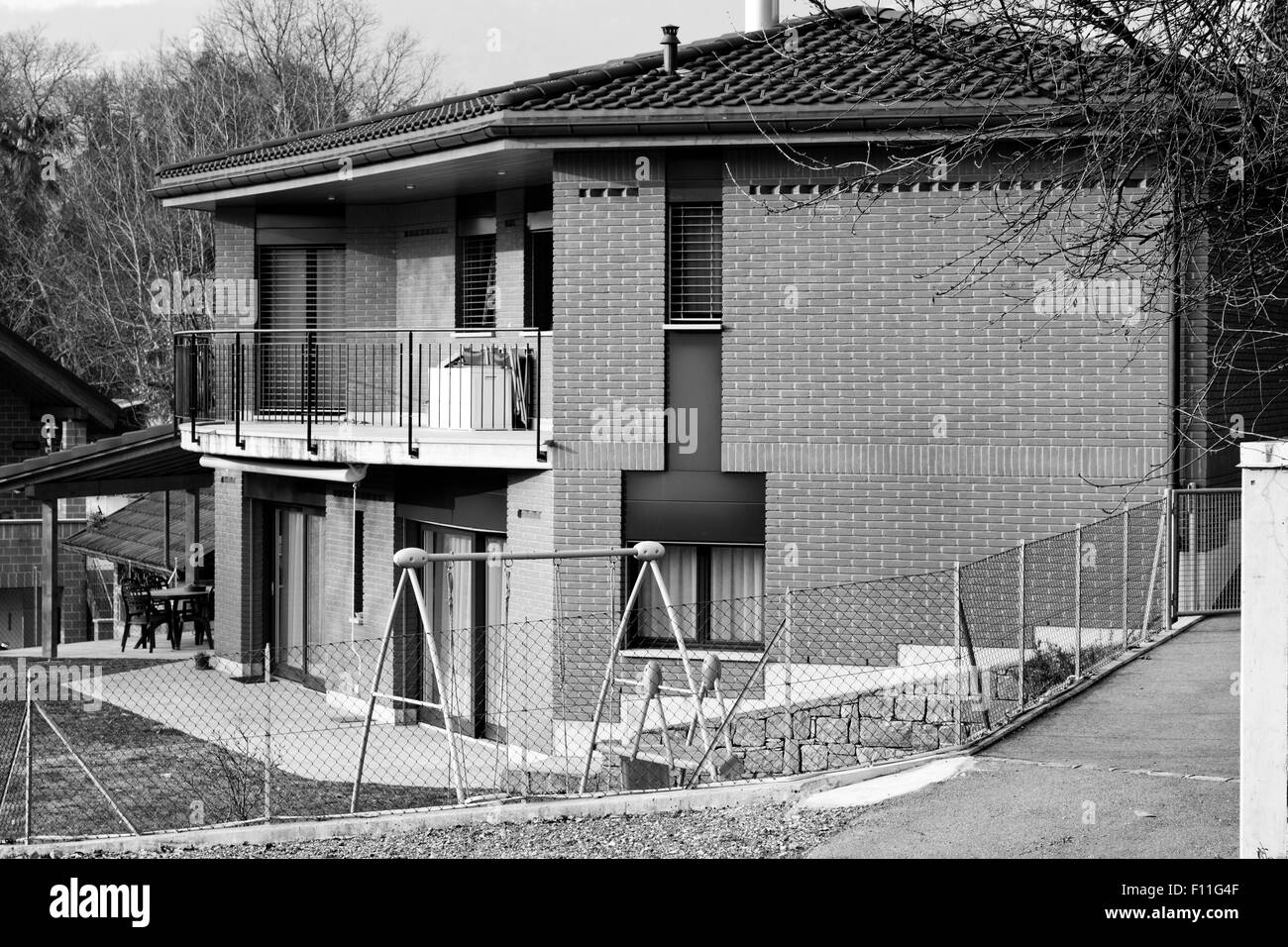 Bianco e nero, casa di mattoni esterno Foto Stock