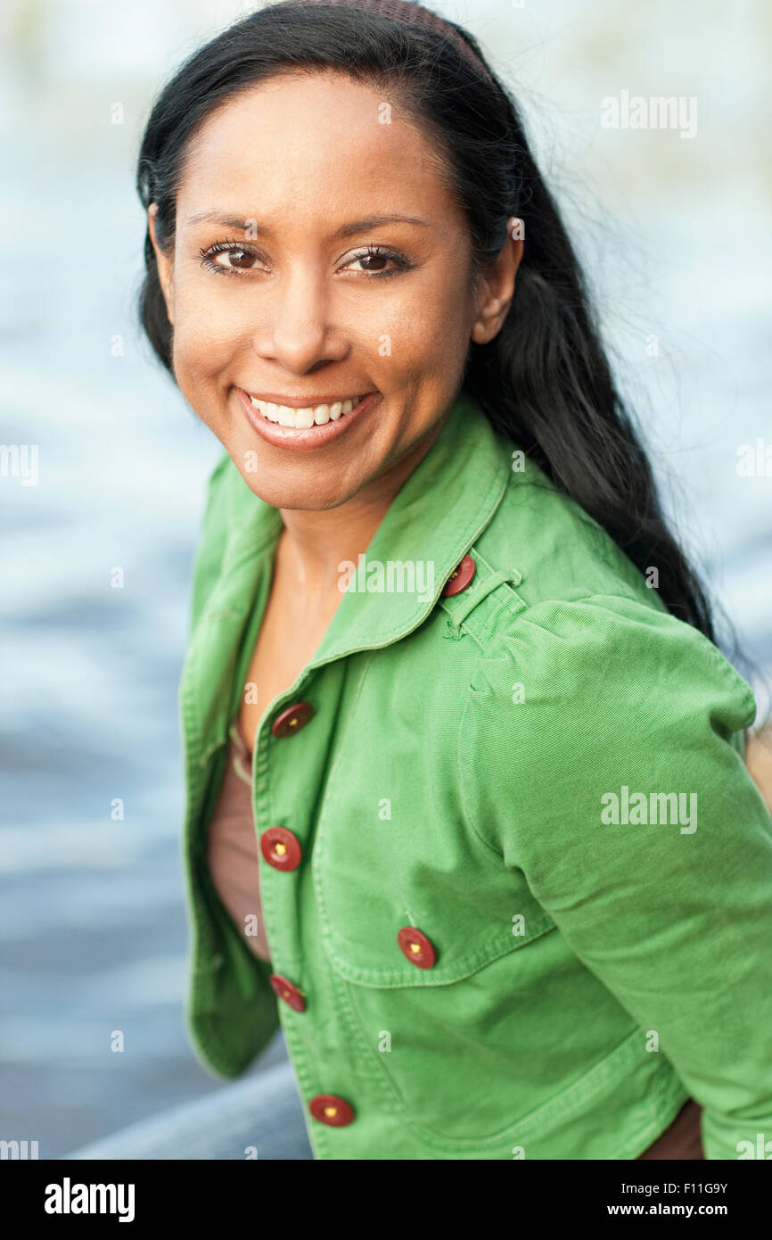 Close up indiana di donna sorridente all'aperto Foto Stock