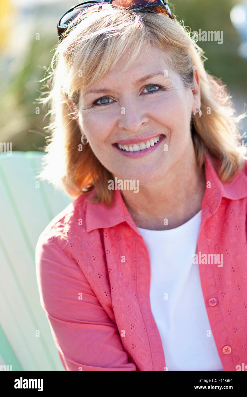 Close up di soggetti di razza caucasica donna sorridente all'aperto Foto Stock
