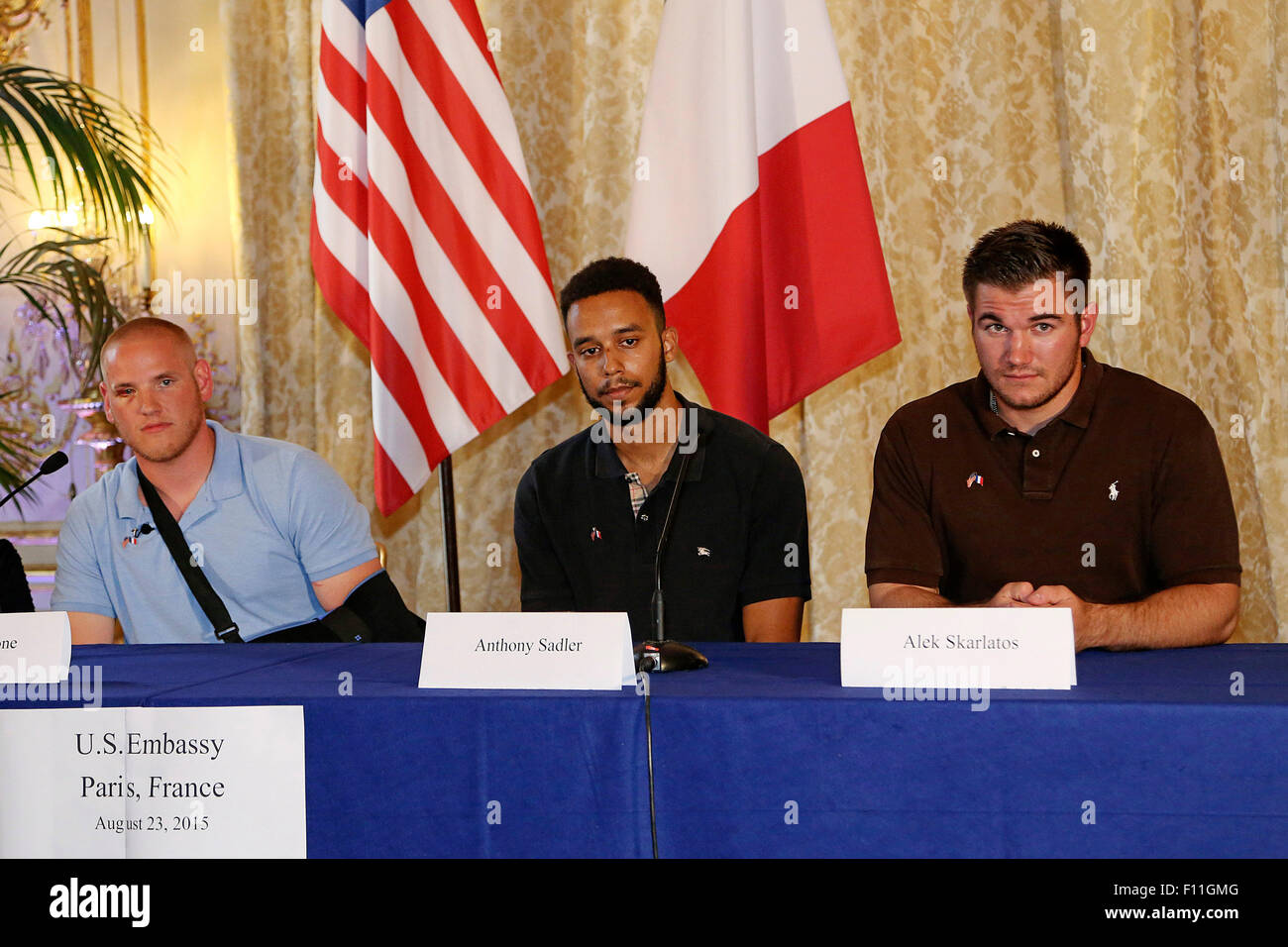 Parigi, Francia. 23 Ago, 2015. Spencer Pietra, Anthony Sadler e Alek Skarlatos durante una conferenza stampa presso l'ambasciatore statunitense Residence Il 23 agosto 2015 a Parigi, Francia. Spencer Pietra, Anthony Sadler e Alek Skarlatos overpowered un bandito a bordo di un treno ad alta velocità dopo il 25-anno-vecchio marocchino, Ayoub El-Khazzani, ha aperto il fuoco su un Thalys treno in viaggio da Amsterdam a Parigi. El-Khazzani, che aveva un kalashnikov e una pistola automatica e un cutter, fu arrestato quando il treno è fermo presso la città francese di Arras/picture alliance © dpa/Alamy Live News Foto Stock