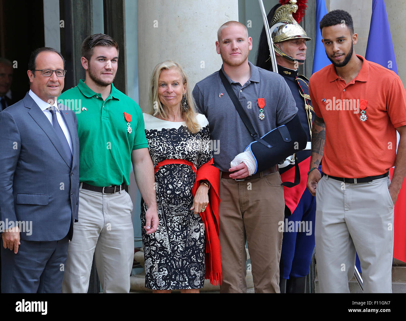 Parigi, Francia. 24 Ago, 2015. Francois Hollande, Alek Skarlatos, Jane Hartley, Spencer Pietra e Anthony Sadler - Presidente francese Francois Hollande riceve noi-Francia Ambasciatore, Jane Hartley e honorees assistere ad un ricevimento a Elysee Palace il 24 agosto 2015 a Parigi, Francia. Spencer Pietra, Anthony Sadler, Alek Skarlatos e Chris Norman si aggiudicano la Legione d'onore dopo la sopraffazione del pistolero, 25-anno-vecchio marocchino, Ayoub El-Khazzani, a bordo di un treno ad alta velocità dopo che egli ha aperto il fuoco su un Thalys treno in viaggio da Amsterdam a Parigi. Credito: dpa/Alamy Live News Foto Stock