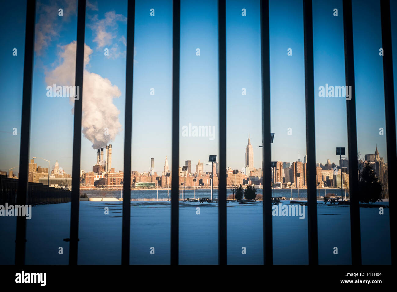 Bar nella parte anteriore del fumaiolo in skyline della città di New York, New York, Stati Uniti Foto Stock