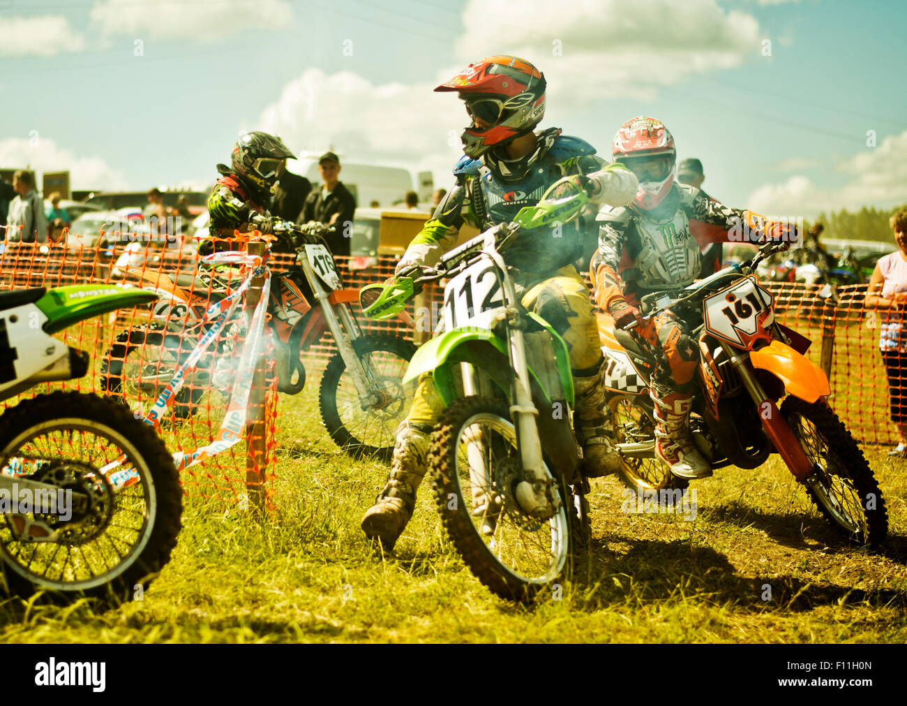 Motocross caucasica biker pronto per la gara Foto Stock