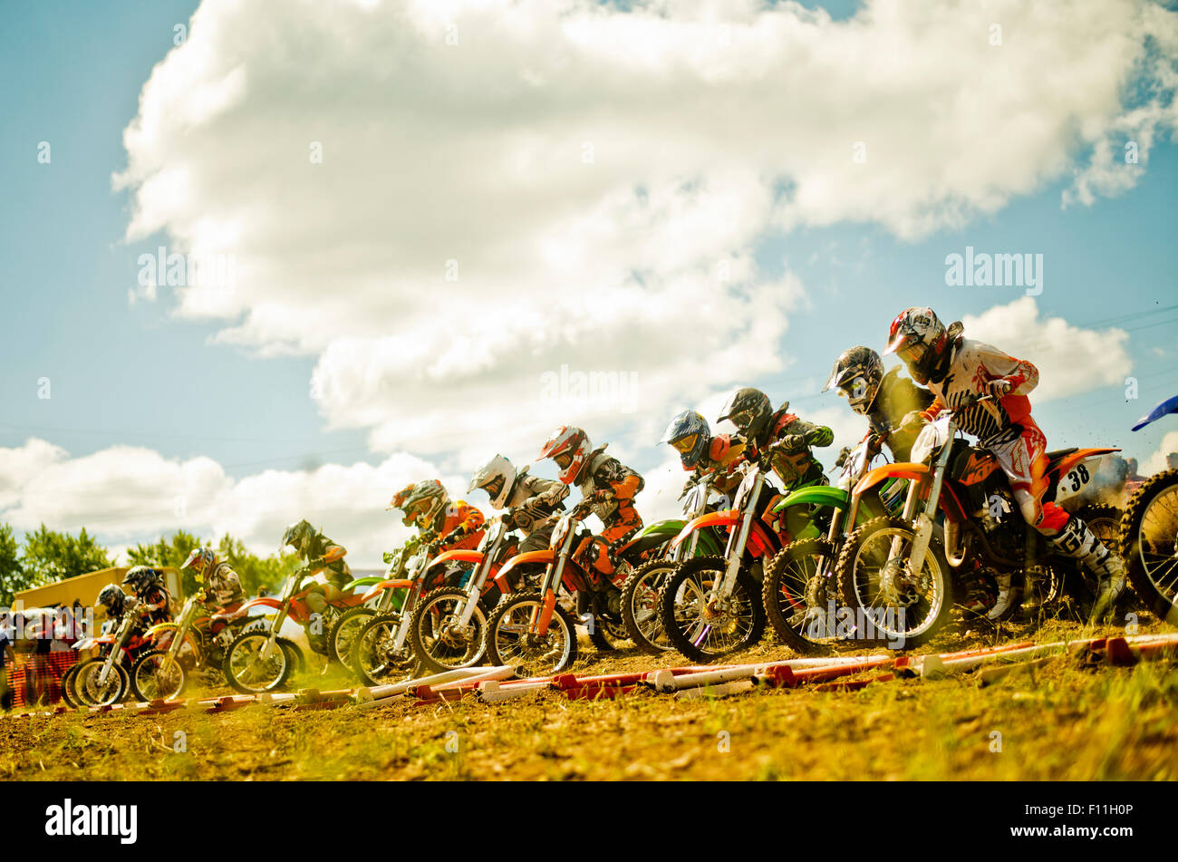 Motocross caucasica bikers pronti per la gara Foto Stock