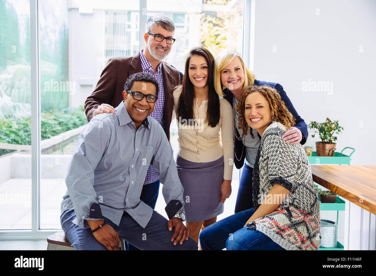 La gente di affari sorridente in ufficio Foto Stock