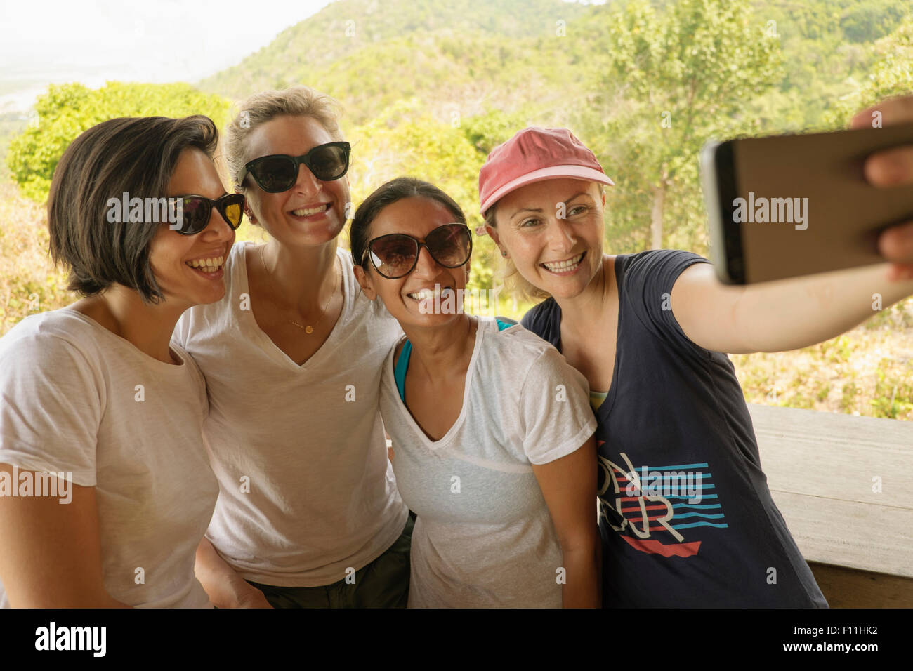 Amici prendendo selfie all'aperto Foto Stock