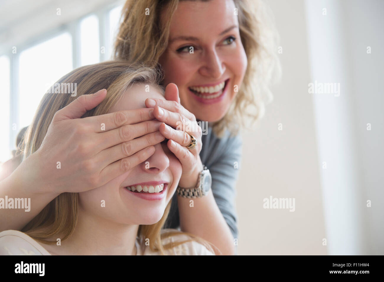 Madre caucasica che copre gli occhi della figlia Foto Stock