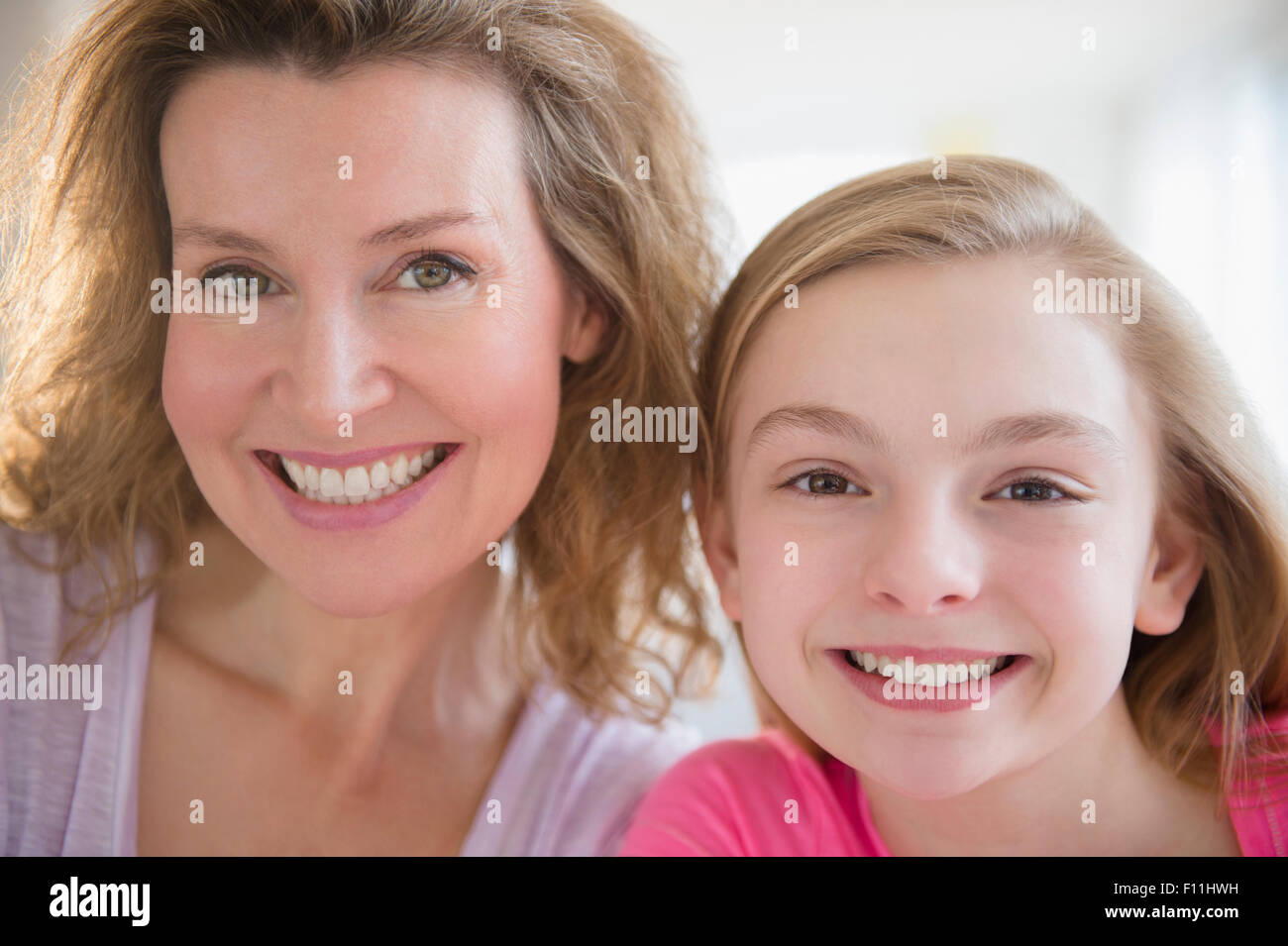 Close up di soggetti di razza caucasica madre e figlia sorridente Foto Stock
