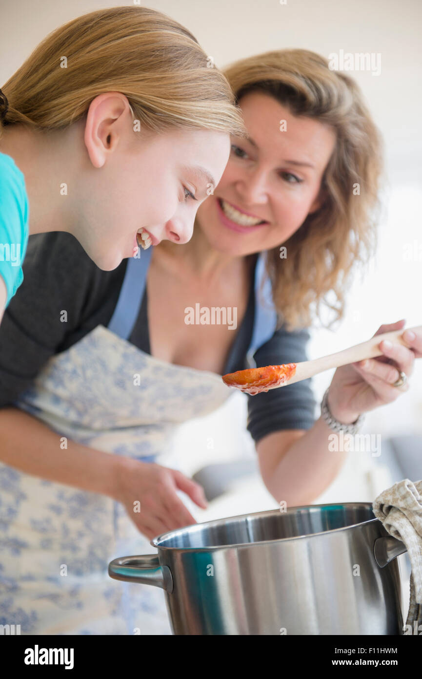 Caucasian madre e figlia di salsa di cottura in casseruola Foto Stock
