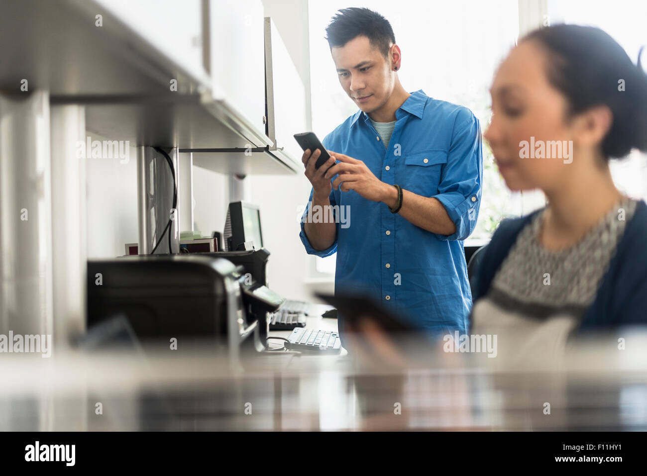 La gente di affari utilizzando la tecnologia in ufficio Foto Stock