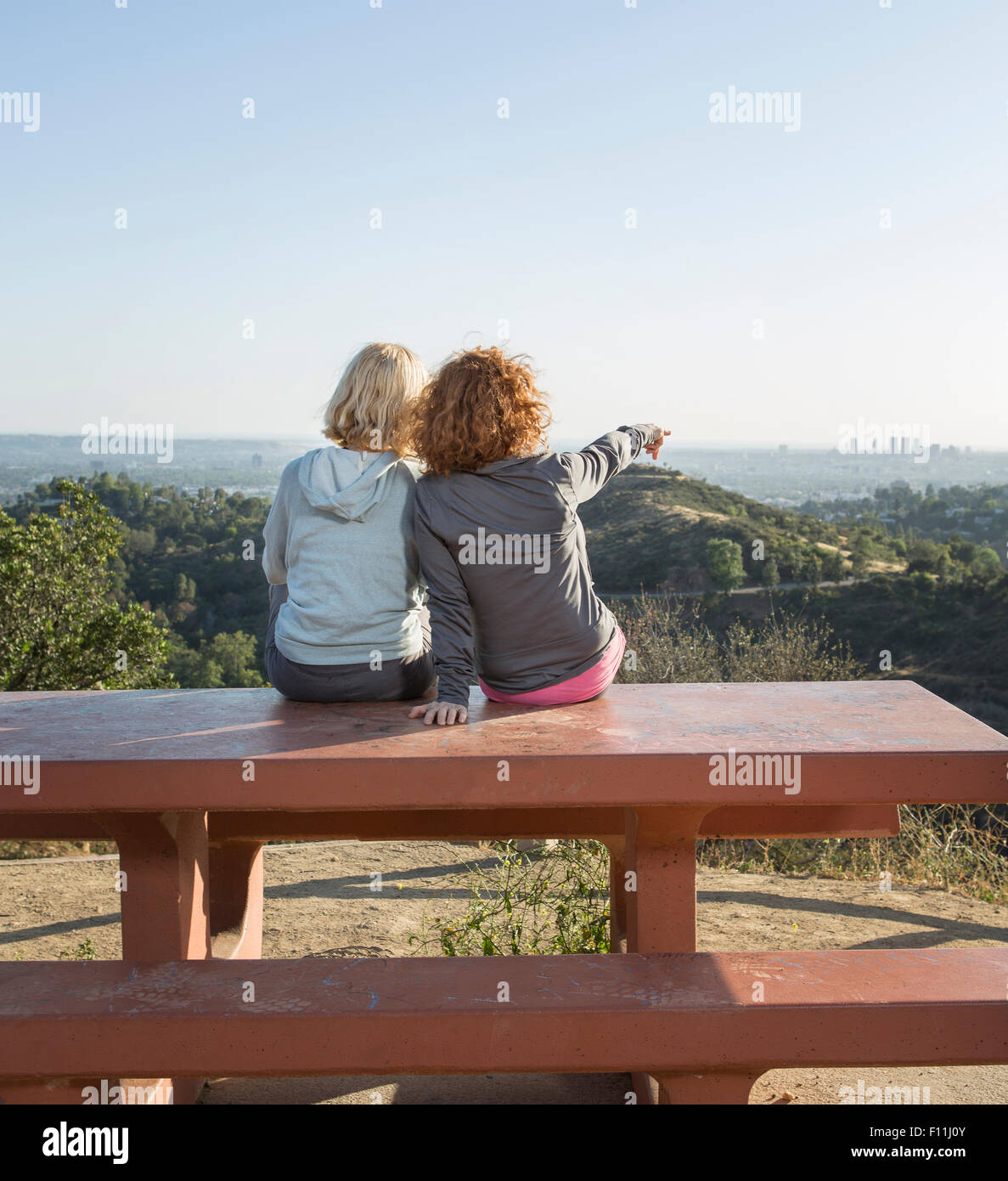 Donne caucasici ammirando vista panoramica dalla cima della collina Foto Stock