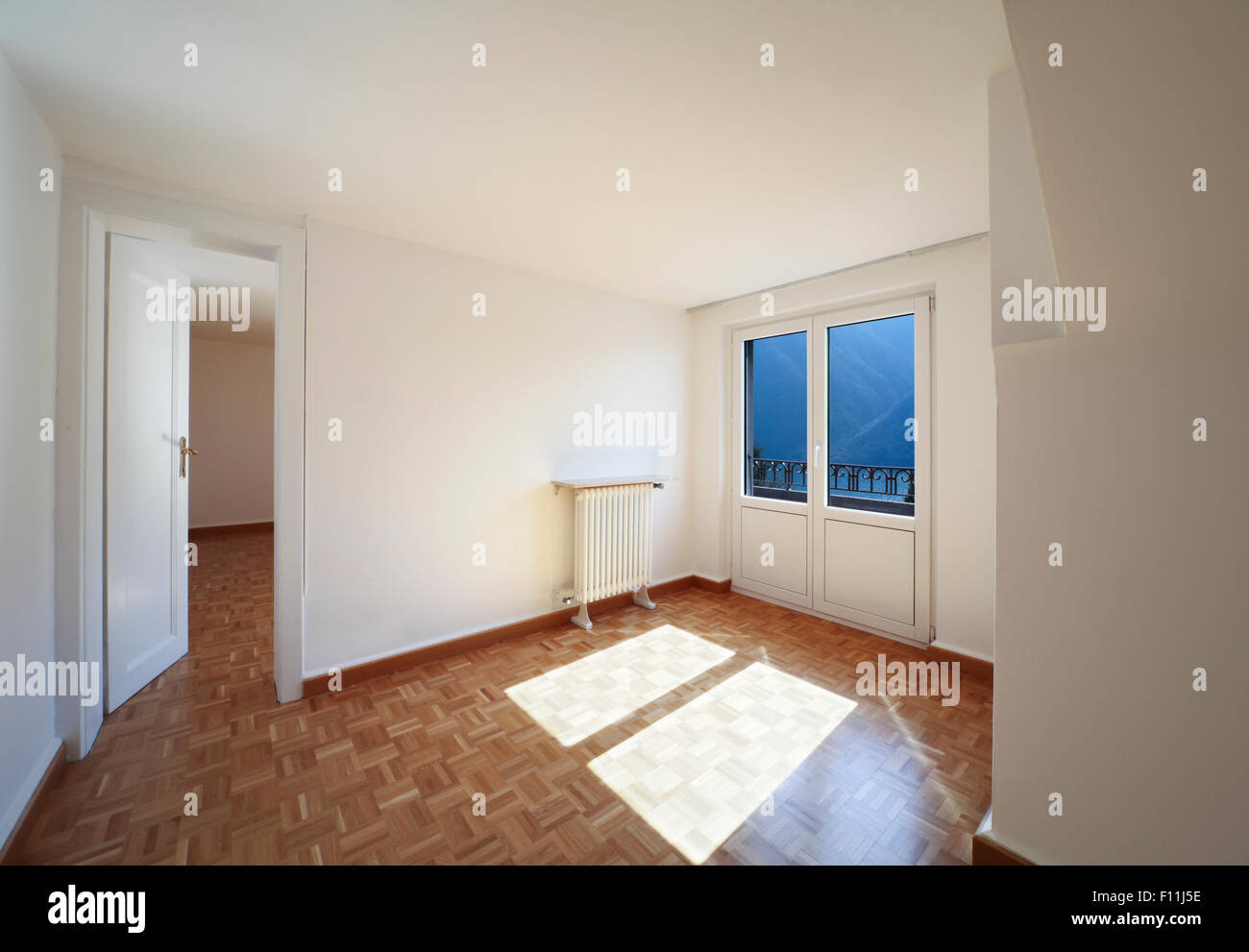 Stanza vuota, finestra con vista Foto Stock