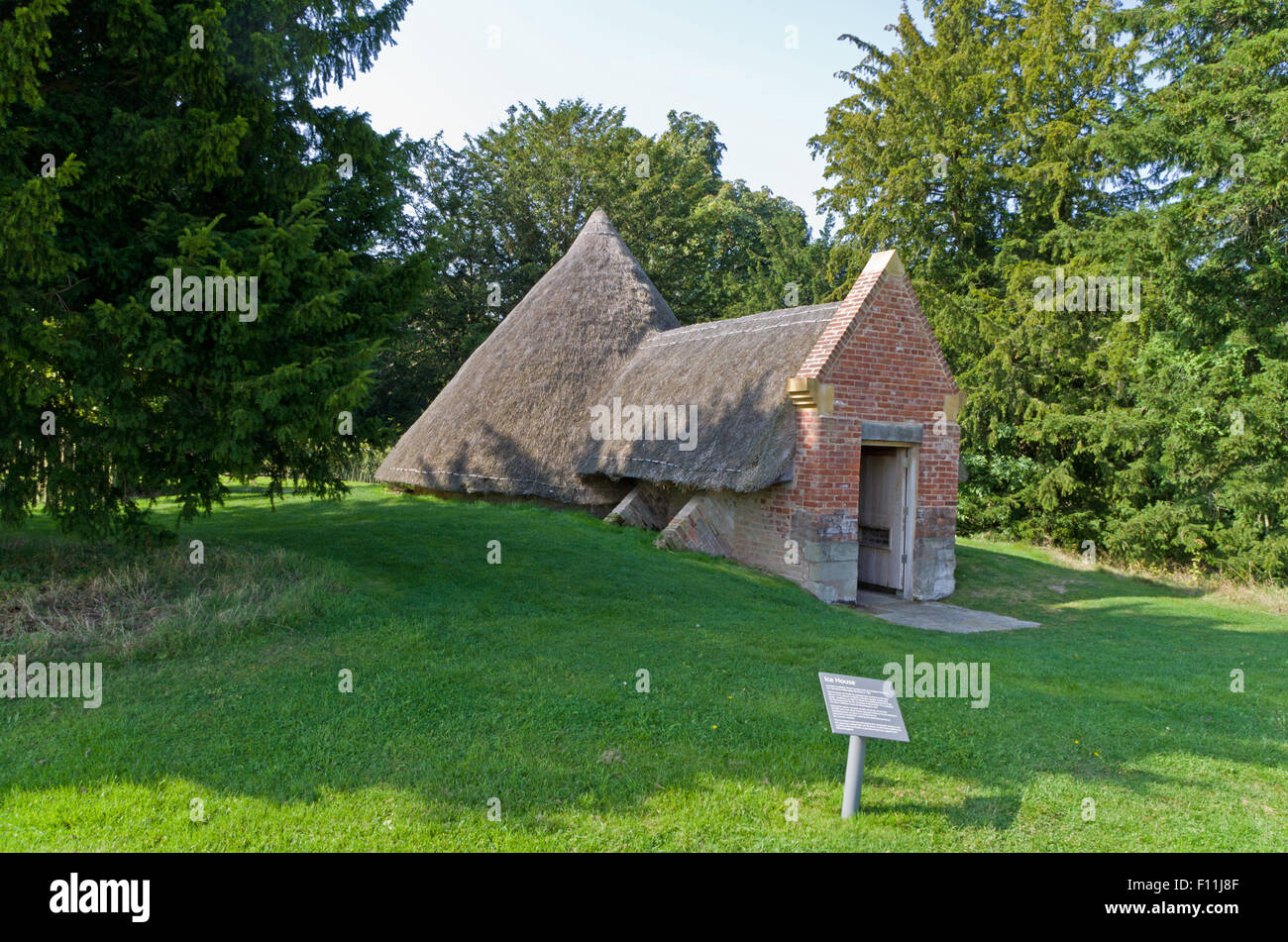 La storica del XVIII secolo casa di ghiaccio nella motivazione di Compton Verney House, Warwickshire. Foto Stock