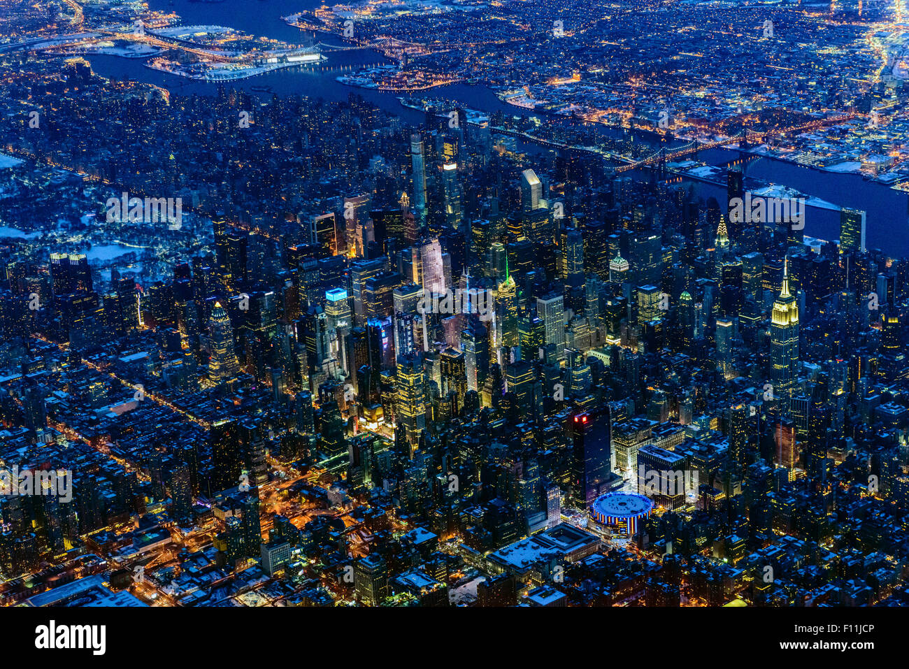 Vista aerea del paesaggio urbano di Manhattan e del fiume di notte, New York, Stati Uniti Foto Stock