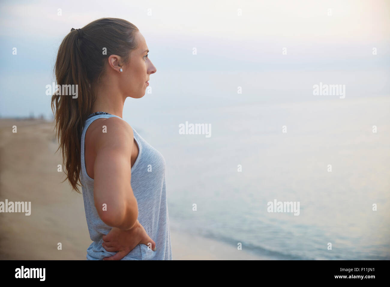 Atleta con vista sull'oceano sulla Spiaggia Foto Stock