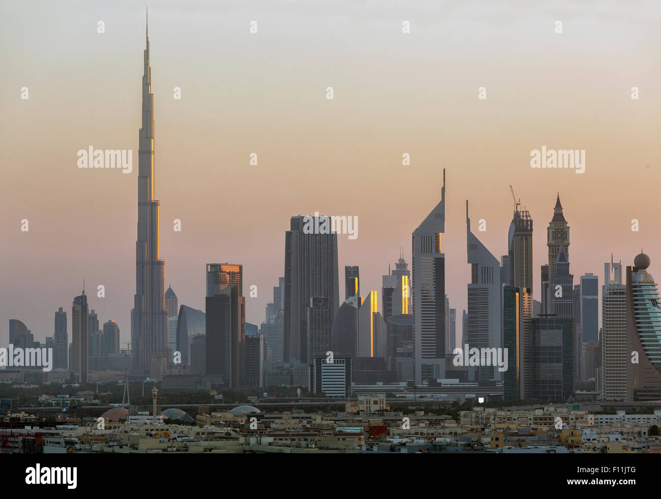 Lo skyline della citta' al tramonto, Abu Dhabi Emirato, Emirati Arabi Uniti Foto Stock