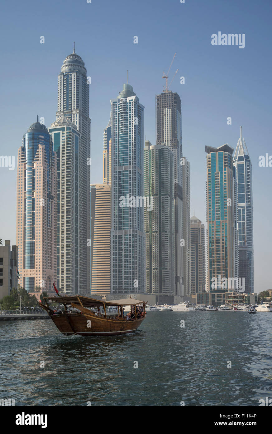 Alti edifici in città, Emirato di Dubai, Emirati Arabi Uniti Foto Stock