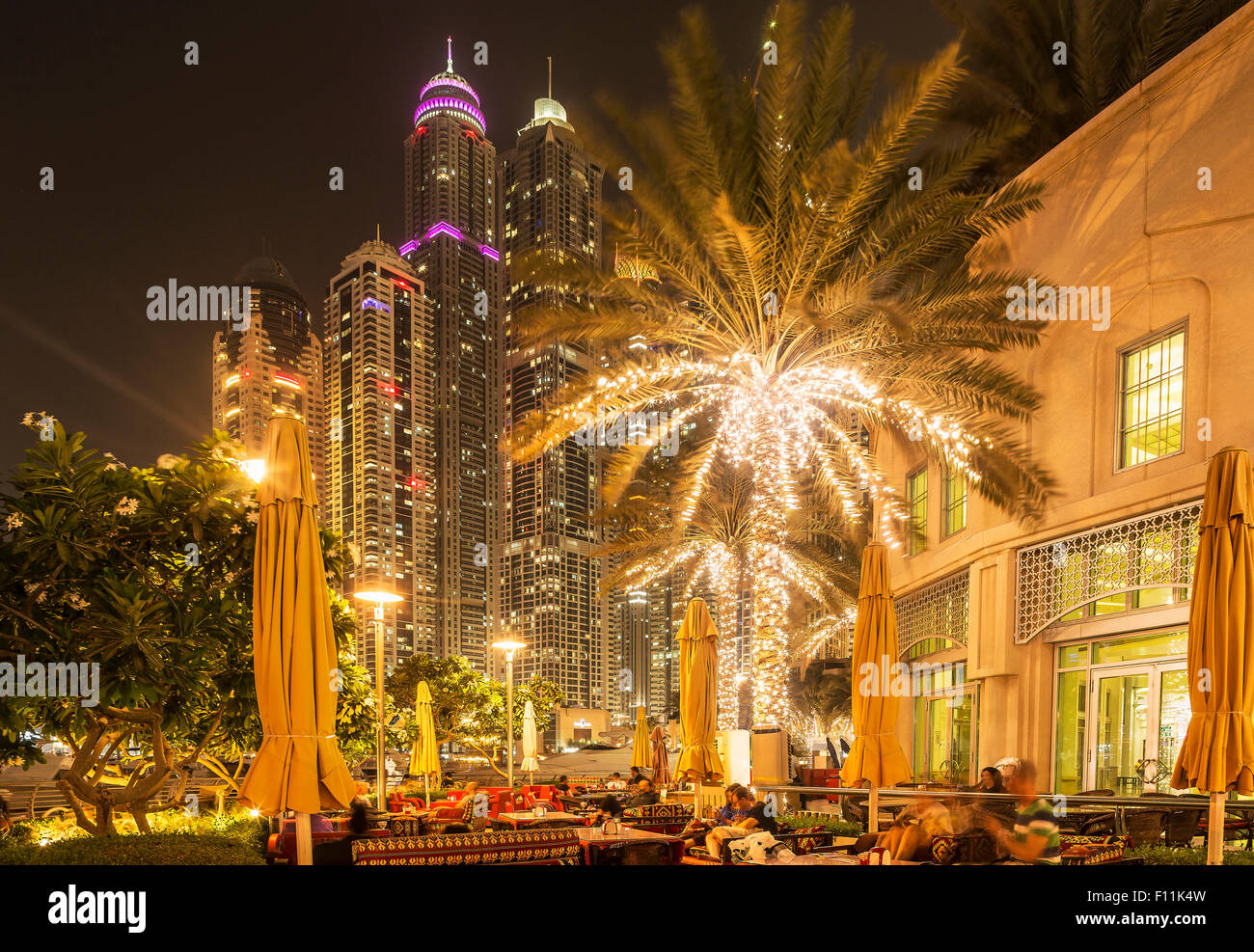 Illuminata alti edifici nel paesaggio urbano di Dubai, Dubai Emirato, Emirati Arabi Uniti Foto Stock