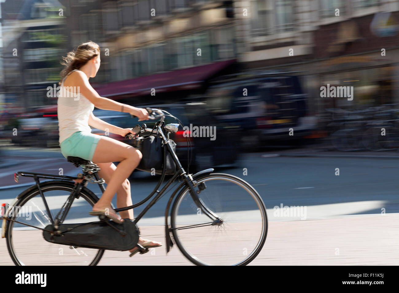 Vista offuscata del ciclista su strada di città Foto Stock