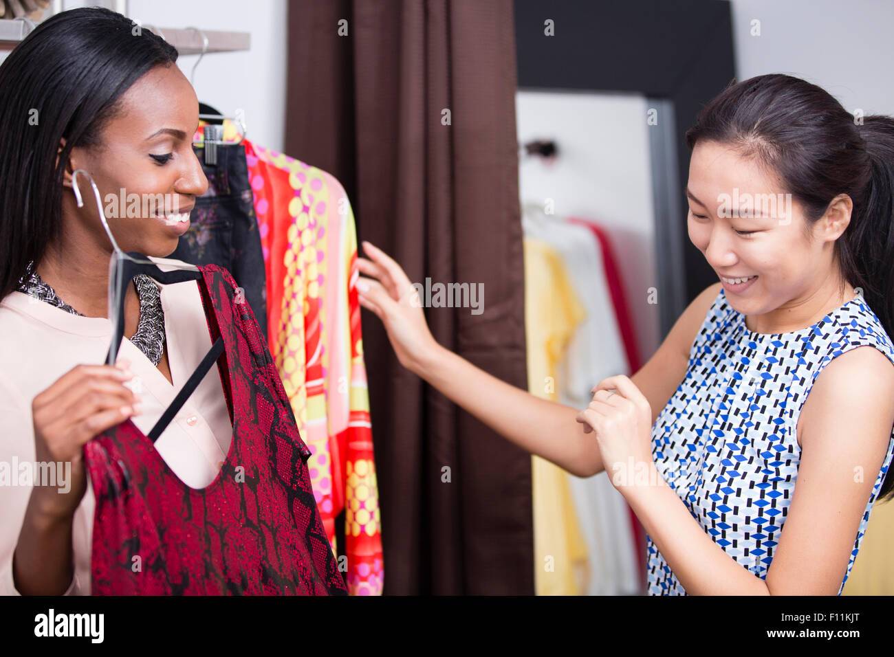 Donne shopping nel negozio di abbigliamento Foto Stock
