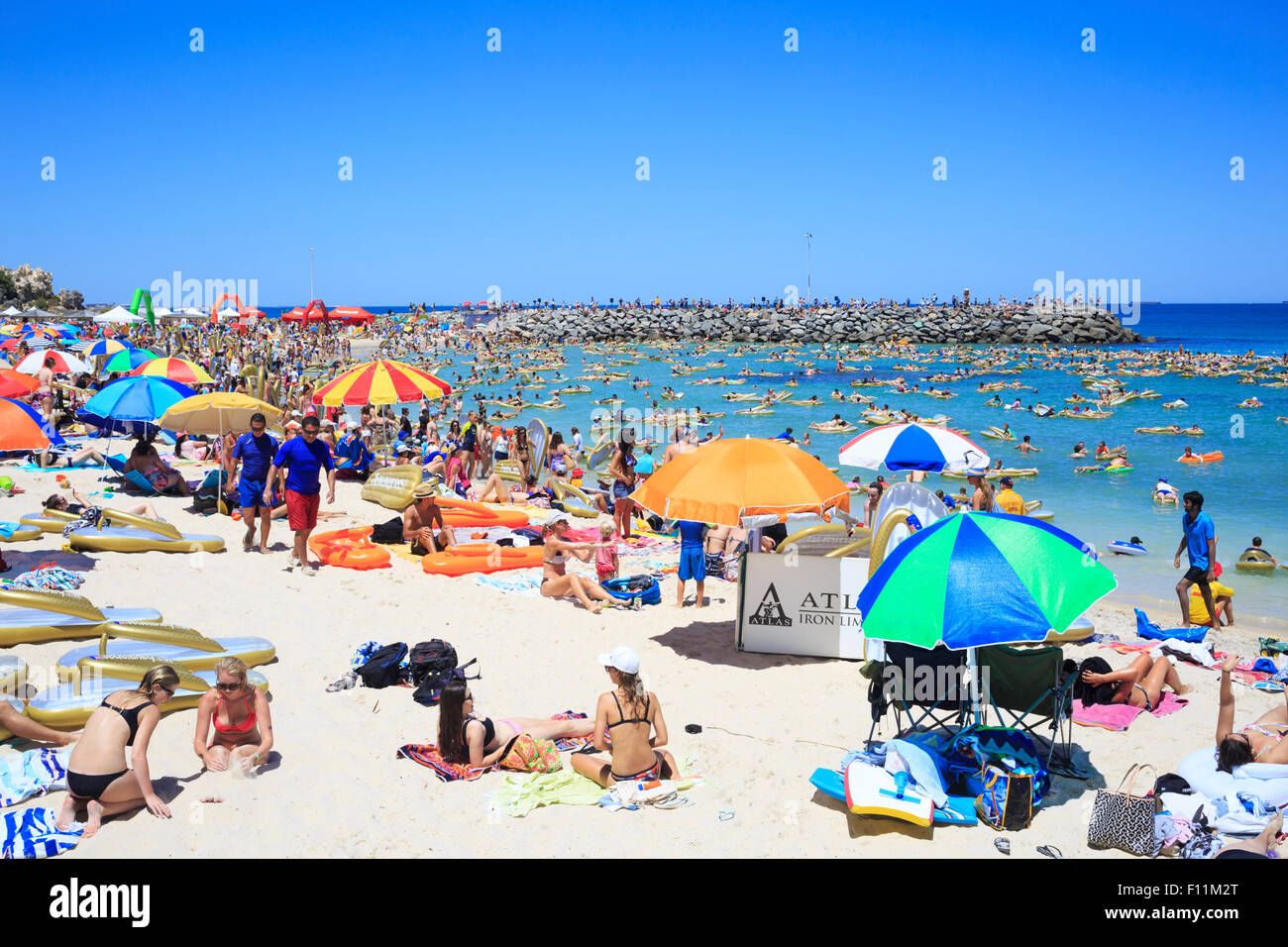 Una molto frequentata e affollata Cottesloe Beach in Australia Day 2015. Persone in mare per il gommone tentativo di record mondiale Foto Stock