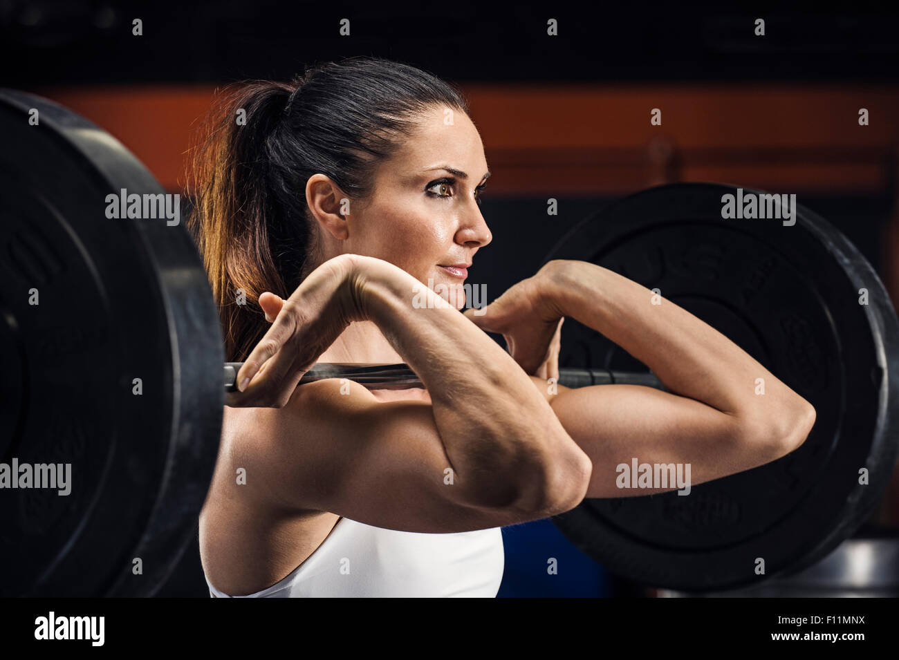 Atleta caucasica sollevamento pesi nella palestra Foto Stock