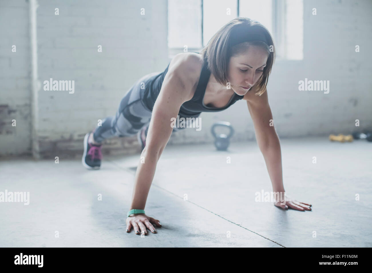 Atleta facendo push-up in palestra Foto Stock