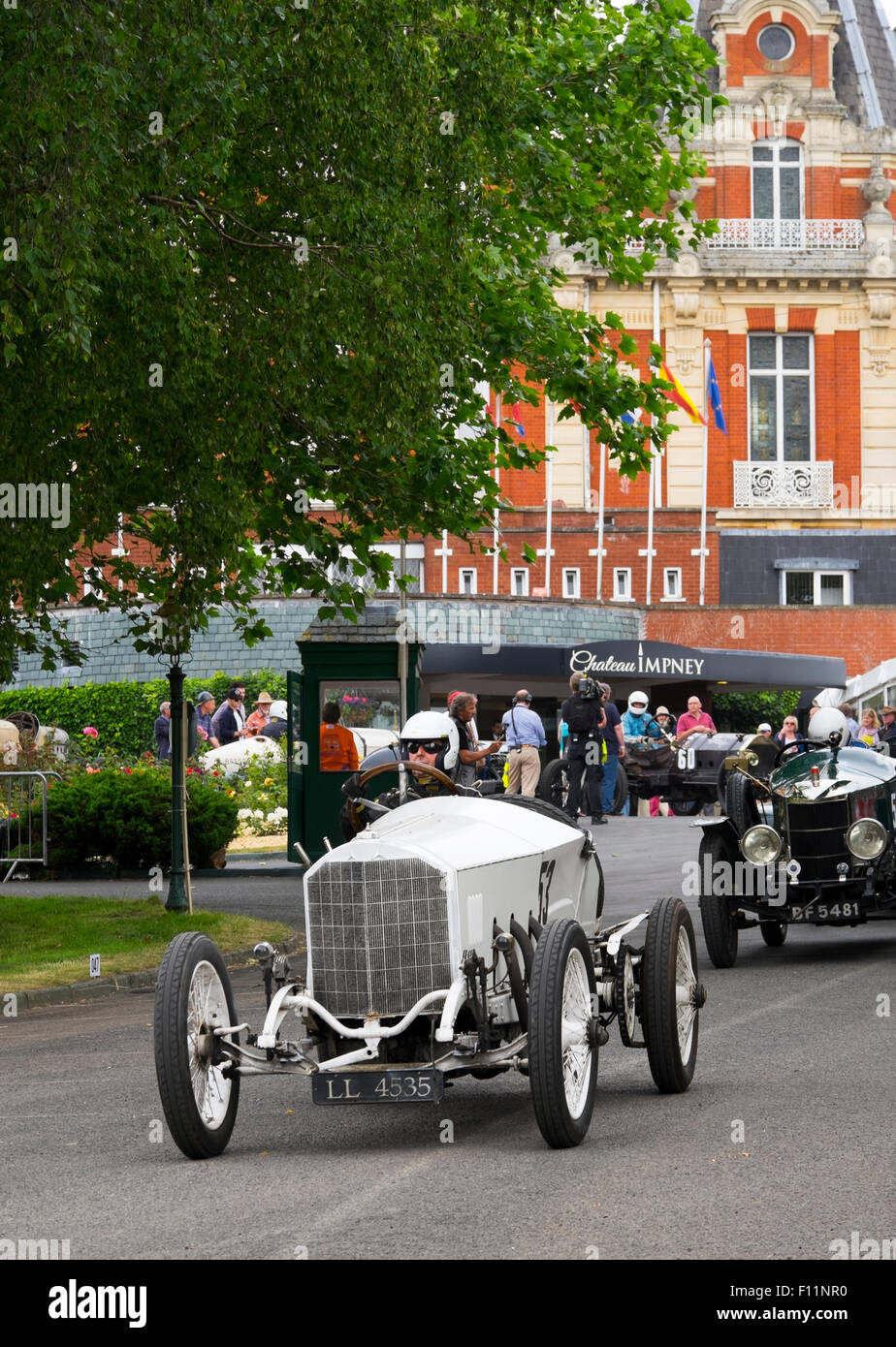 David Biggins, Daimler Mercedes Rennwagen, al di fuori del hotel durante il Chateau Impney Hill Climb, Worcestershire, England, Regno Unito Foto Stock