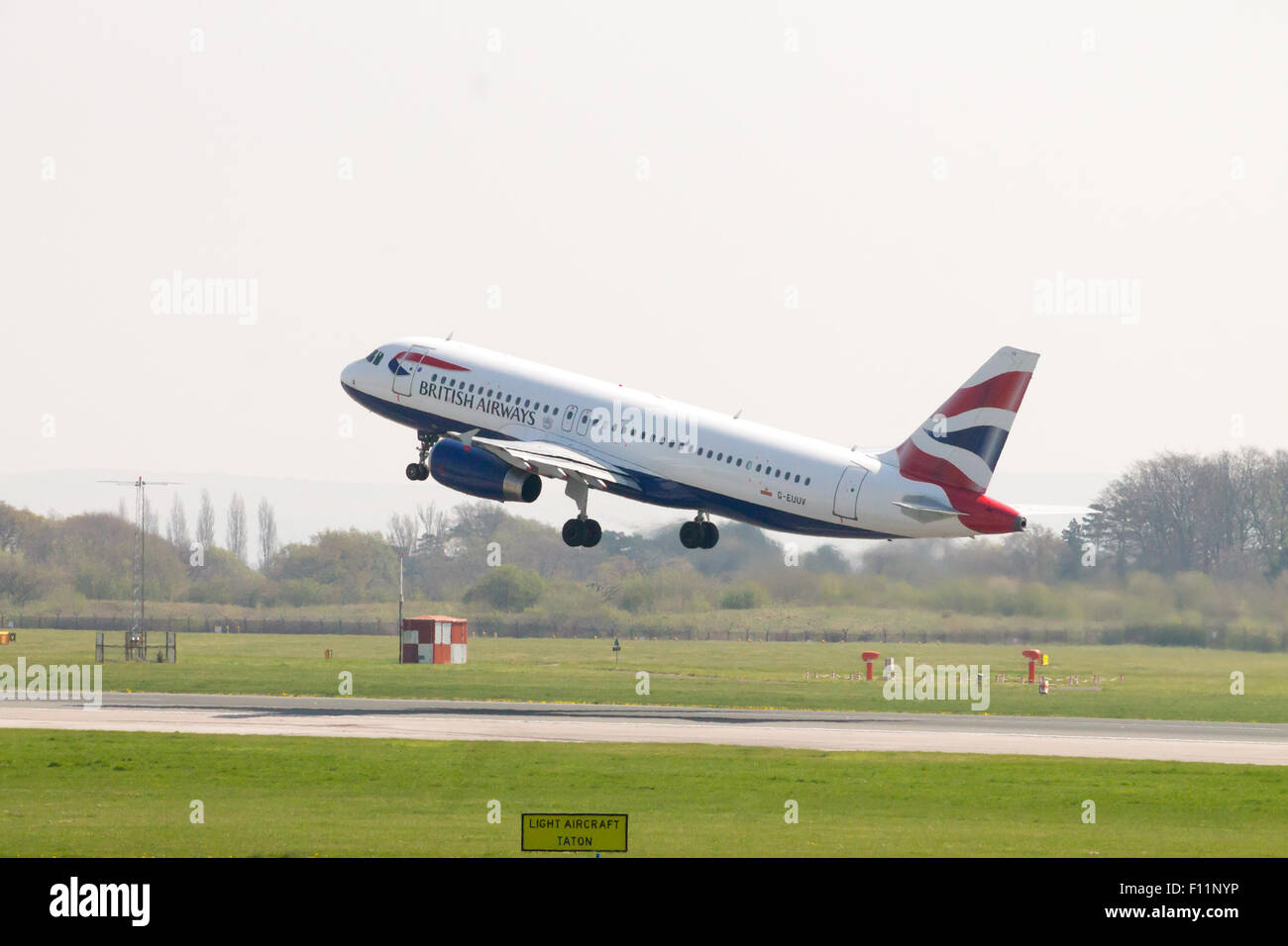 British Airways Airbus A320 (G-EUUV) decollo dall'aeroporto di Manchester. Foto Stock