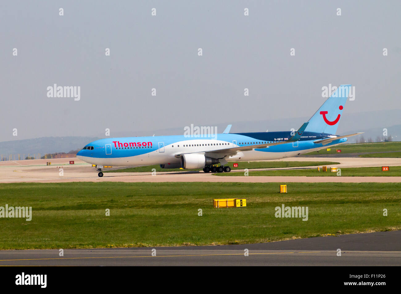 Thomson Airways Boeing 767 rullaggio dopo l'atterraggio all'Aeroporto di Manchester. Foto Stock