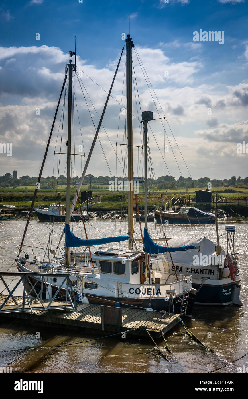 La metà del pomeriggio di sole risplende attraverso il Fiume Blyth a Blackshore vicino Southwold in Suffolk Foto Stock