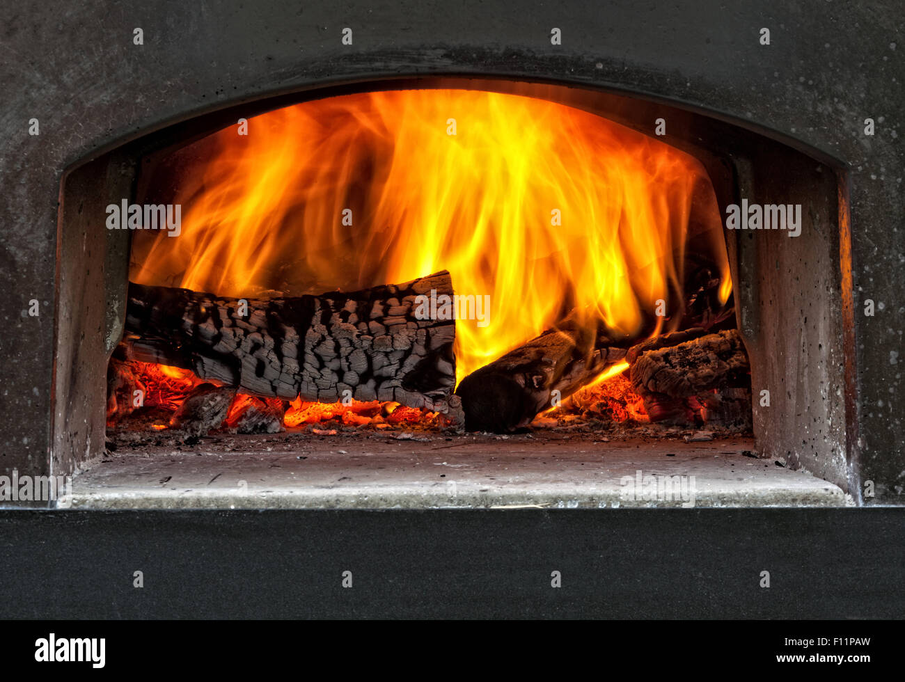 Immagine del fuoco all'interno del legno hoven Foto Stock