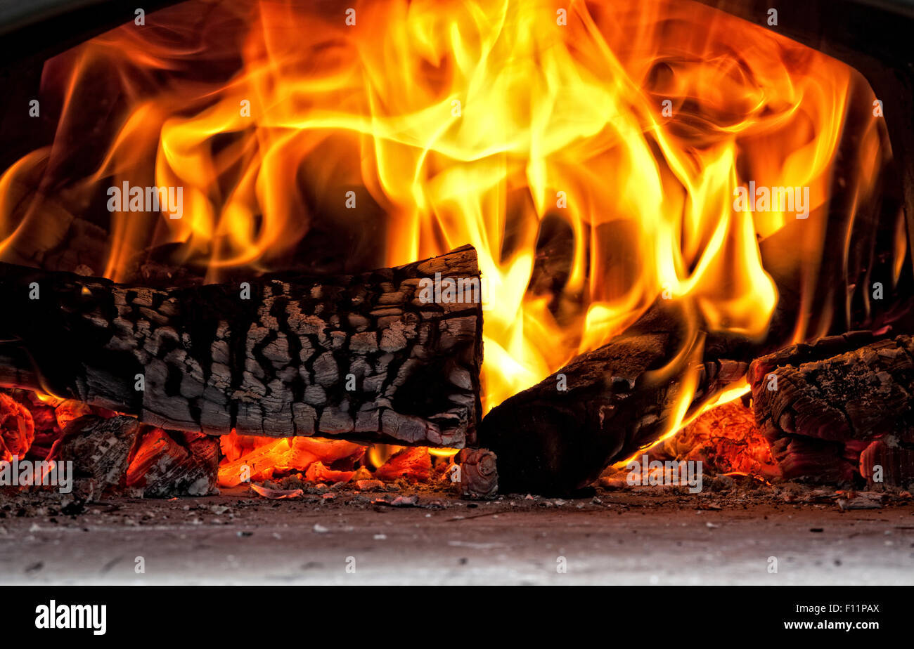 Immagine del fuoco all'interno del legno hoven Foto Stock