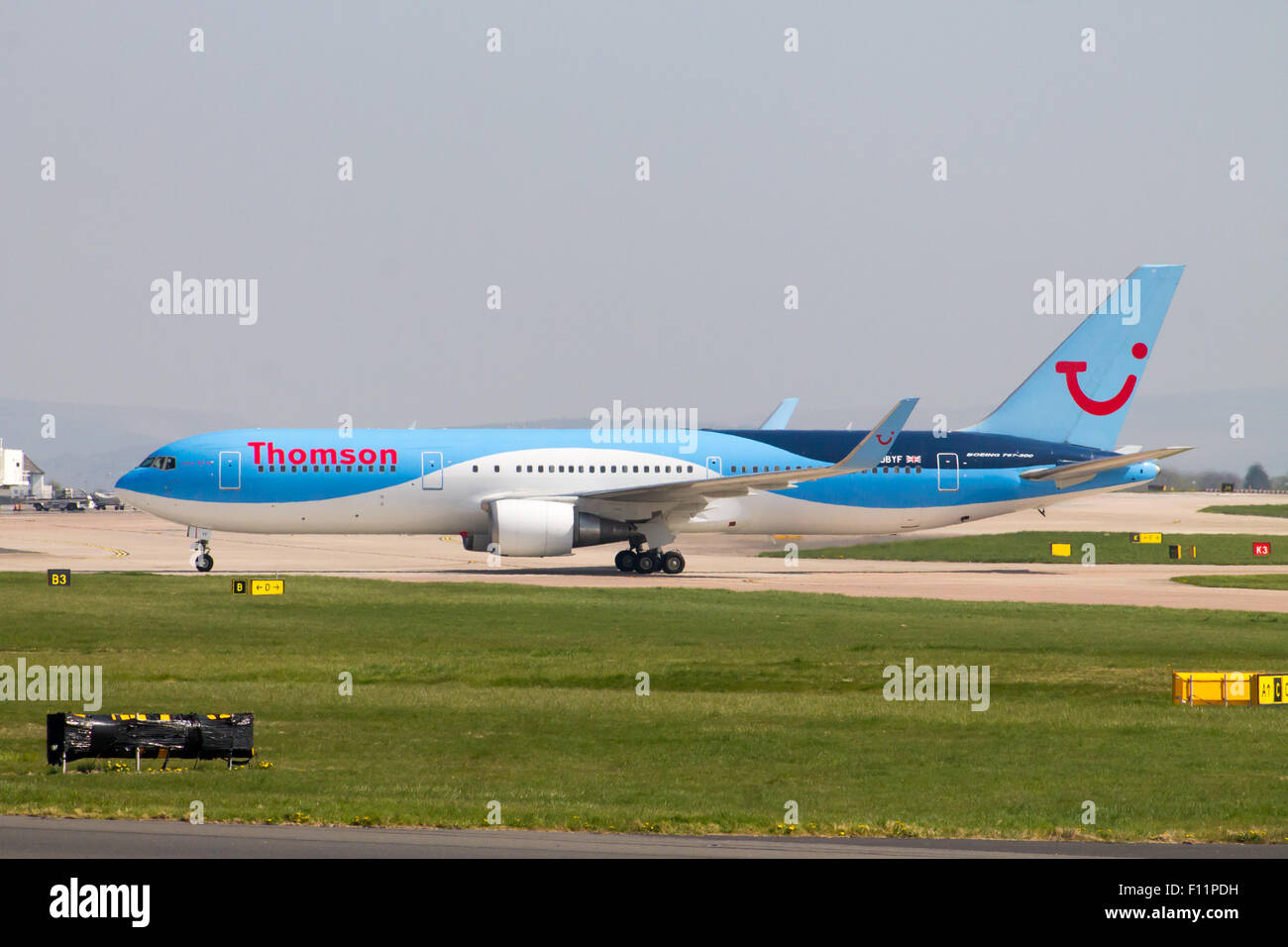 Thomson Airways Boeing 767 rullaggio dopo l'atterraggio all'Aeroporto di Manchester. Foto Stock