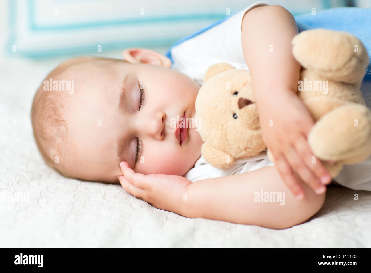 Il bambino che dorme sul letto Foto Stock