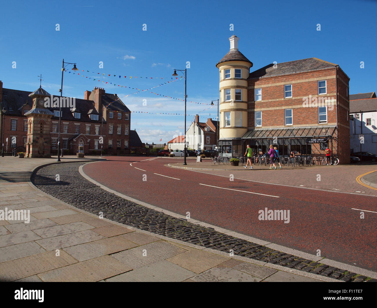 Newcastle Upon Tyne, Regno Unito. Il 25 agosto, 2015. Regno Unito Meteo. Estivo e bel mattino nello storico villaggio di Tynemouth situato sulle rive del fiume Tyne. Credito: James Walsh Alamy/Live News Foto Stock