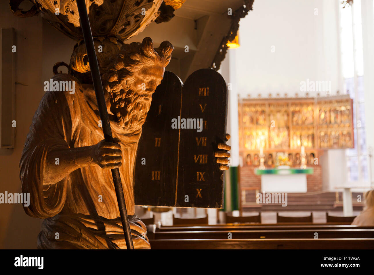 Statua di Mosè con i Dieci Comandamenti e il polittico in Lutheran della chiesa di San Nicola, Kiel, Schleswig-Holstein, Germania Foto Stock