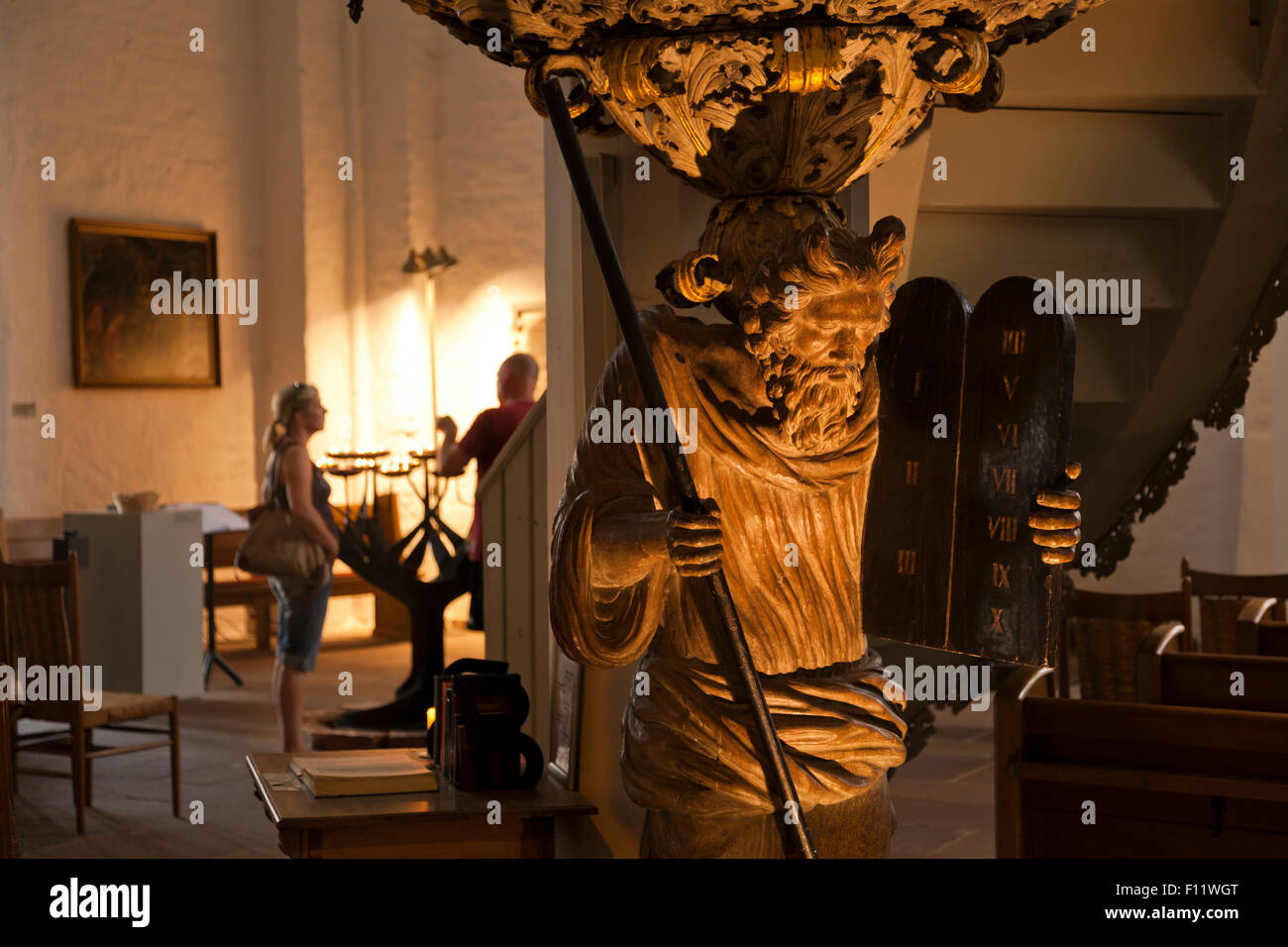 Statua di Mosè con i dieci comandamenti nella comunità luterana della chiesa di San Nicola, Kiel, Schleswig-Holstein, Germania Foto Stock