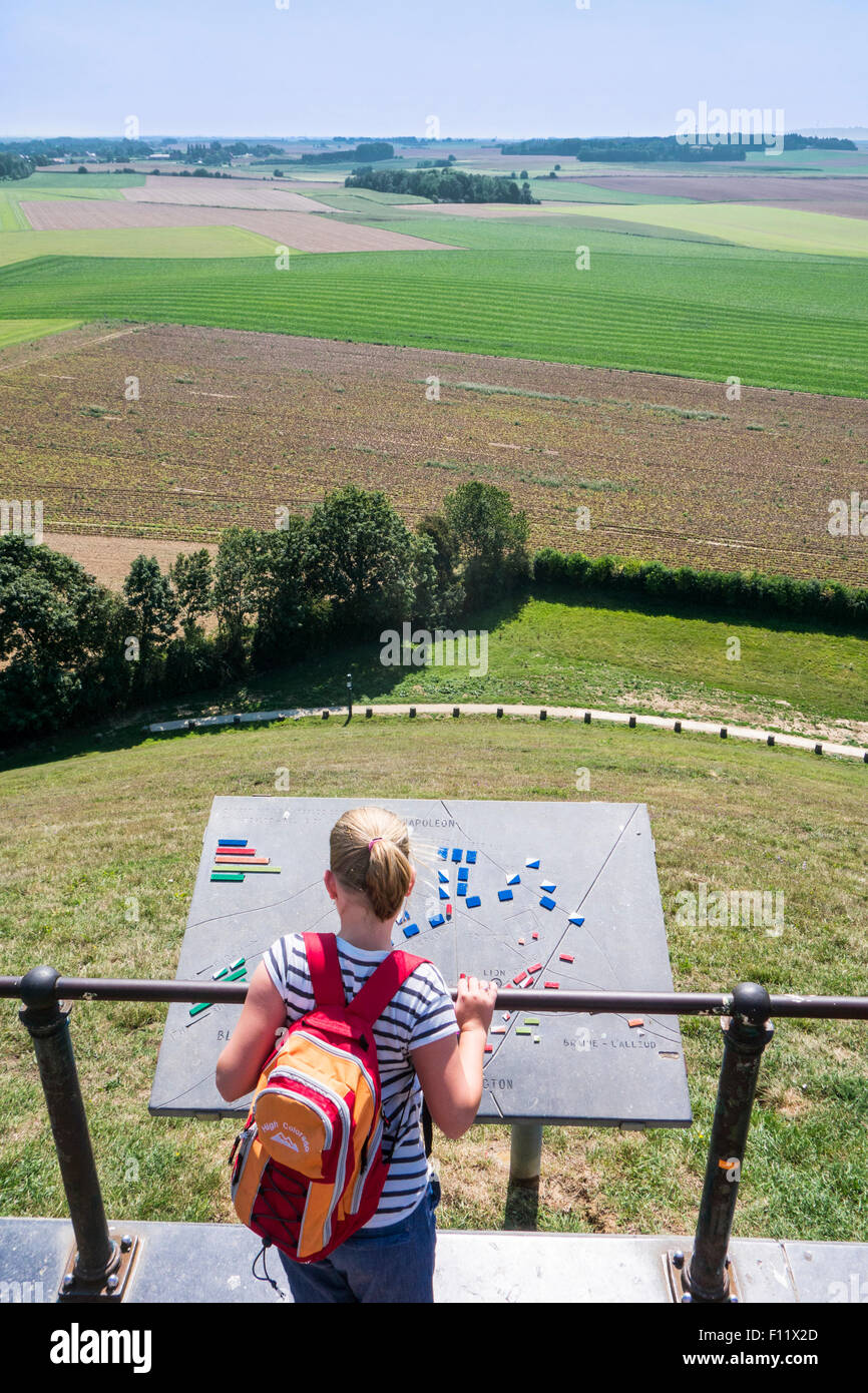 Per turisti in cerca oltre il 1815 della battaglia di Waterloo dal Lion's Mound a Braine l'Alleud, Belgio Foto Stock