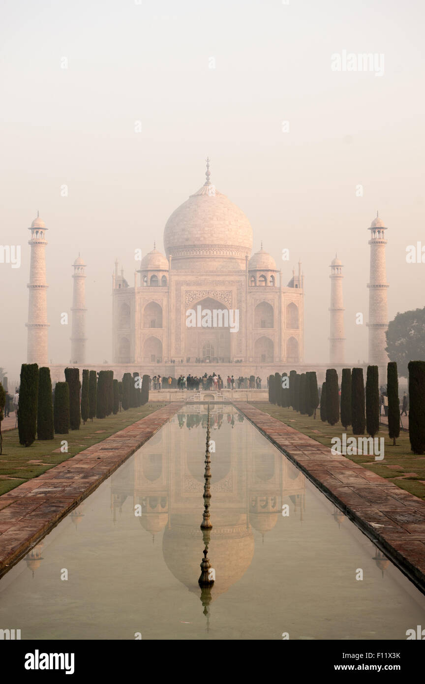 Agra, Uttar Pradesh, India. Il Taj Mahal visto dall'estremità dell'al Hawd al-Kawthar serbatoio, con la sua riflessione, nelle prime ore del mattino la nebbia. Foto Stock