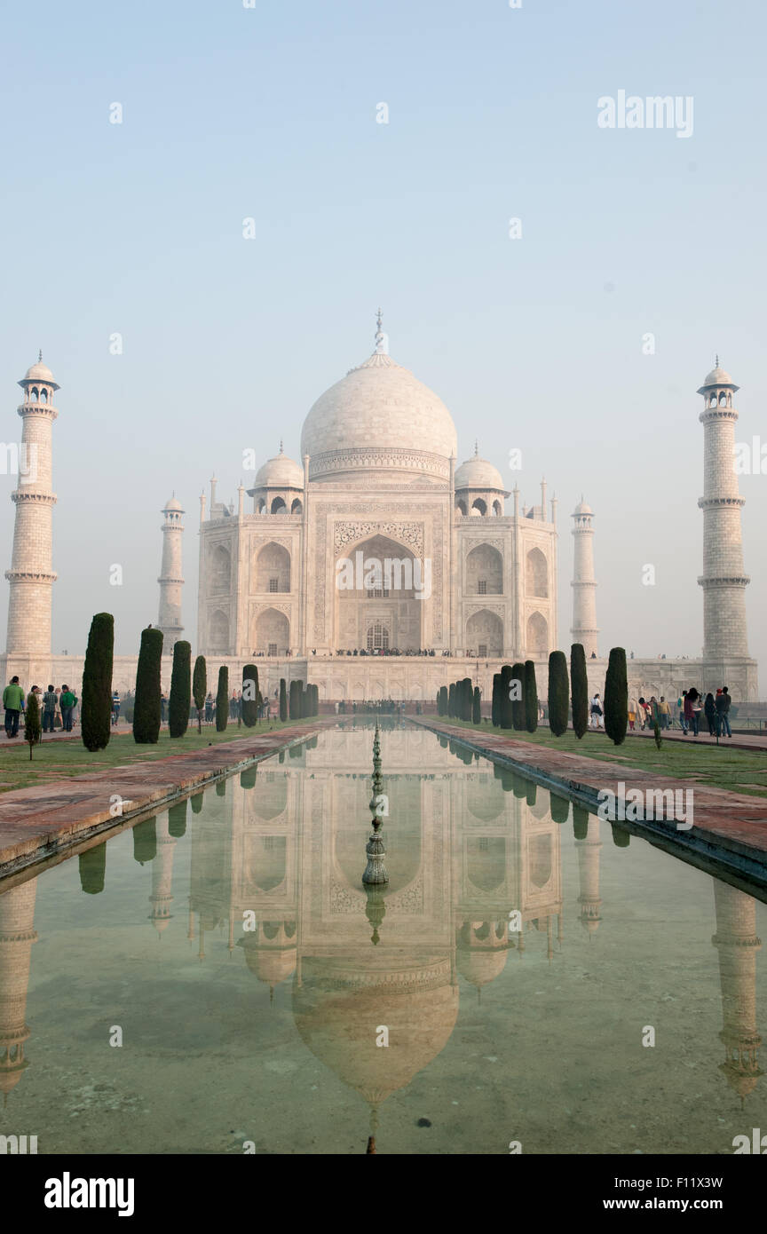 Agra, Uttar Pradesh, India. Il Taj Mahal visto dall'estremità dell'al Hawd al-Kawthar serbatoio, con la sua riflessione, nella luce del mattino. Foto Stock