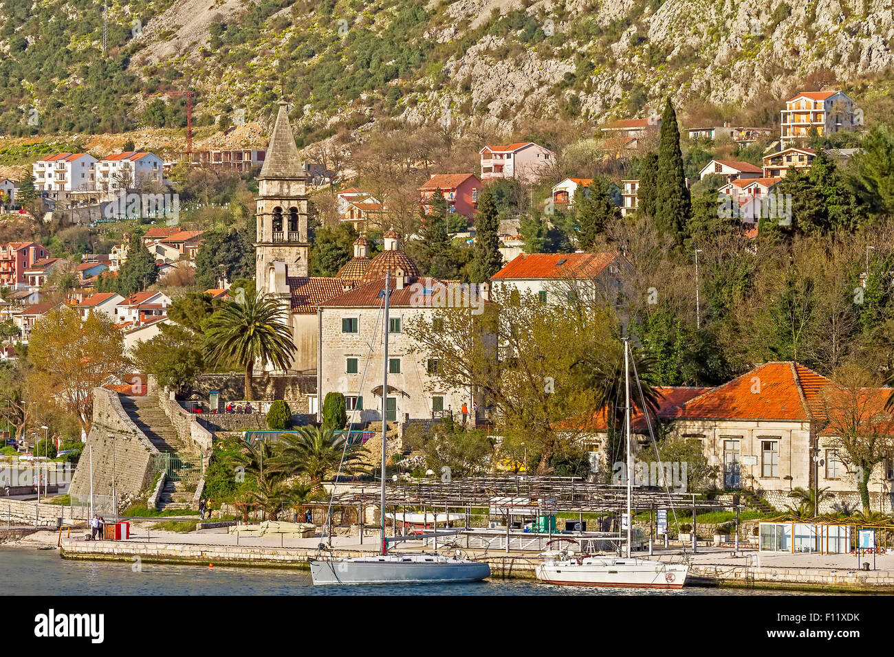 Chiesa dal bordo di mare Cattaro Montenegro Foto Stock