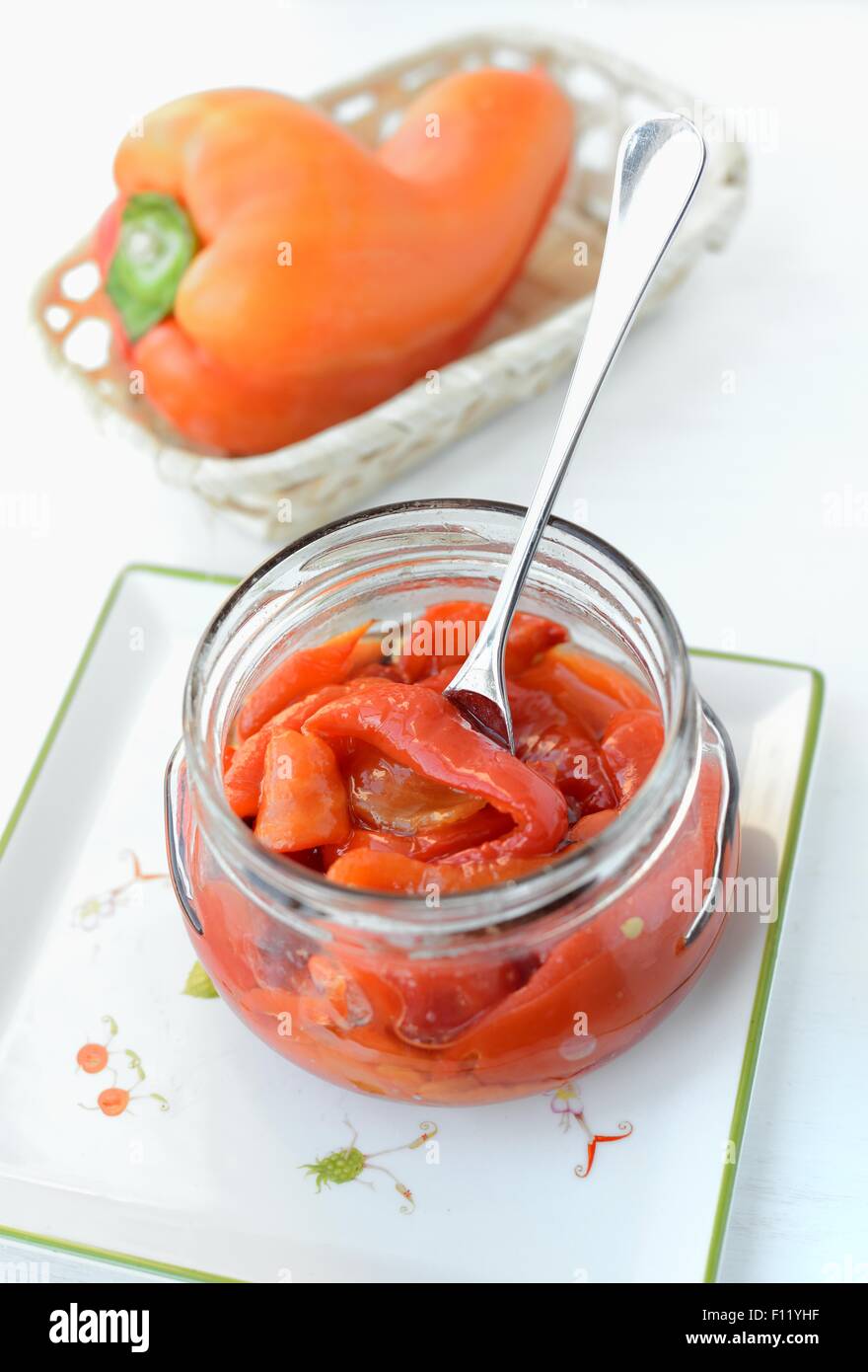 Strisce di peperoni rossi dolci arrostiti in un vaso. Foto Stock