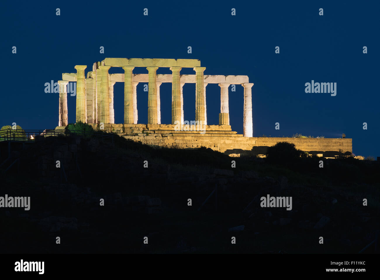 Poseidon il tempio di Sounio Grecia. Vista notturna. Foto Stock