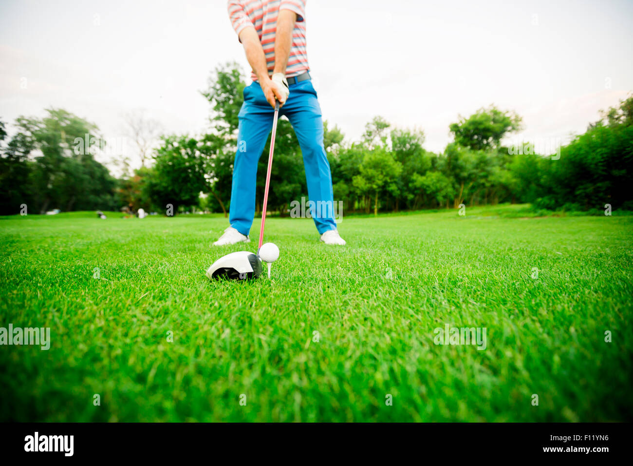 Il Golfer tenetevi pronti a prendere un colpo. Ampio angolo di foto Foto Stock