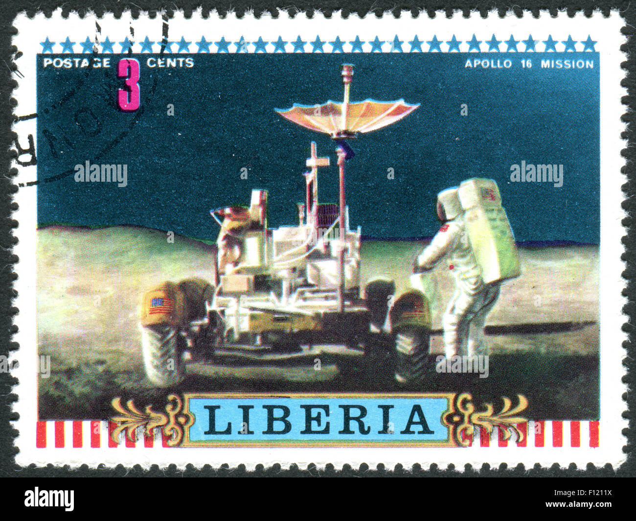 Timbro stampato in Liberia, dedicato ad Apollo 16 US luna missione, mostra l'Astronauta e Rover lunari Foto Stock