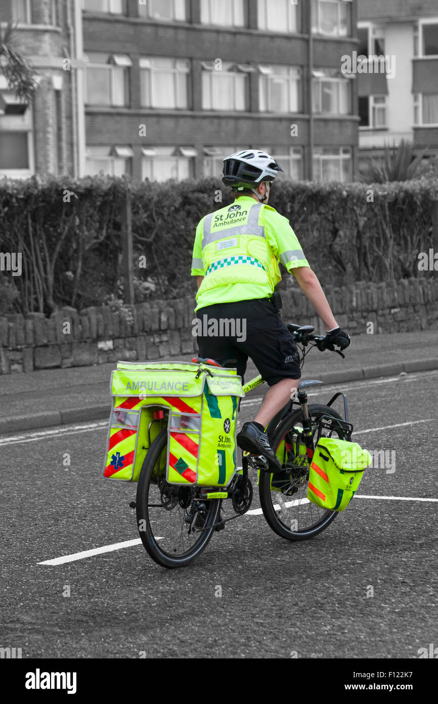 St John Ambulance trasporti di emergenza attendant equitazione Bicicletta ambulanza a Bournemouth Air Festival nel mese di agosto Foto Stock