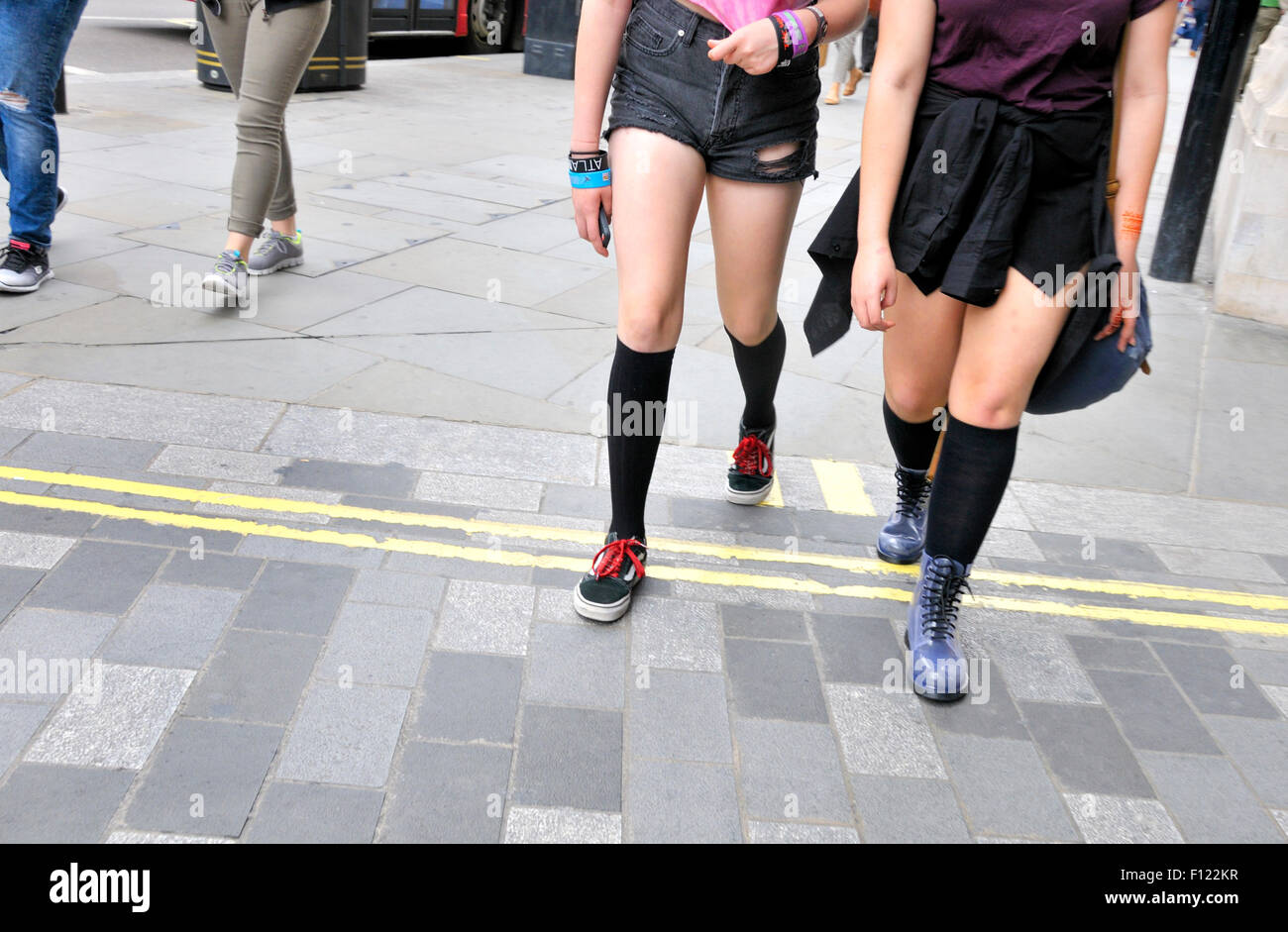 Londra, Inghilterra, Regno Unito. Gambe di ragazze in strada Foto Stock