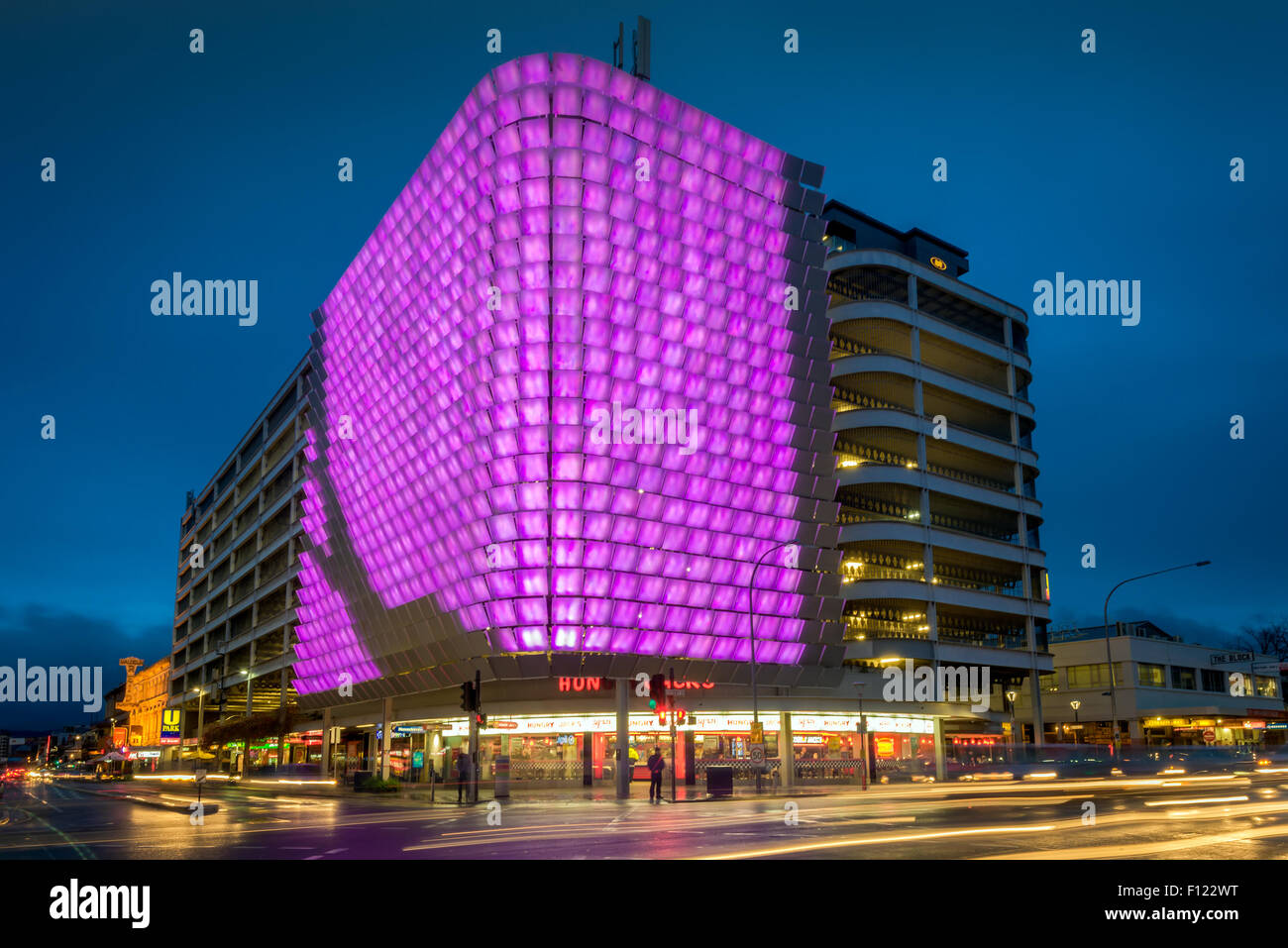 Adelaide, Australia del Sud - Agosto 11, 2015: Una delle molte decorazioni illuminato posto sulla UPark sopra la Hungry Jacks Foto Stock
